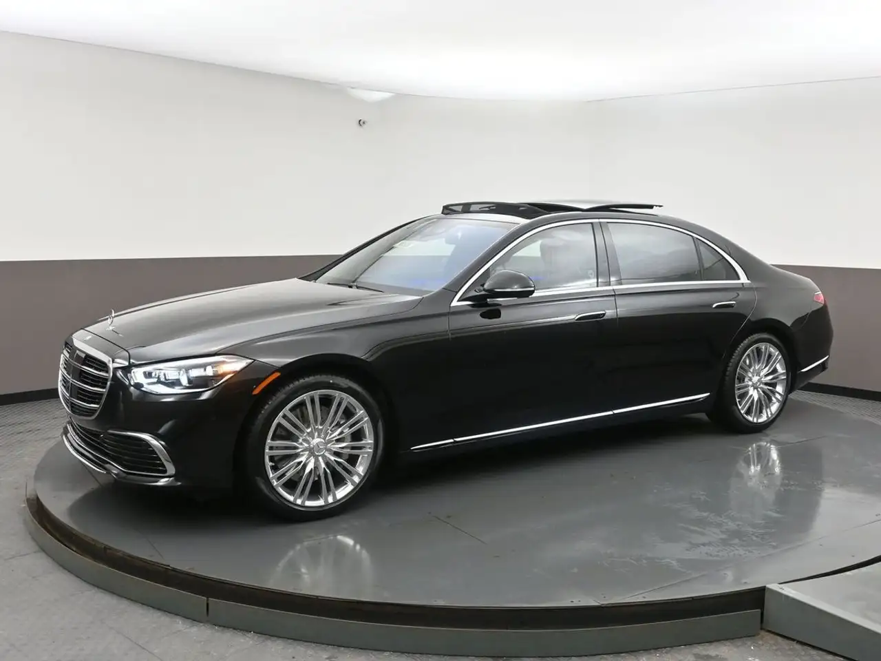 Mercedes-Benz S-Class снимка Mercedes-Benz S-Class