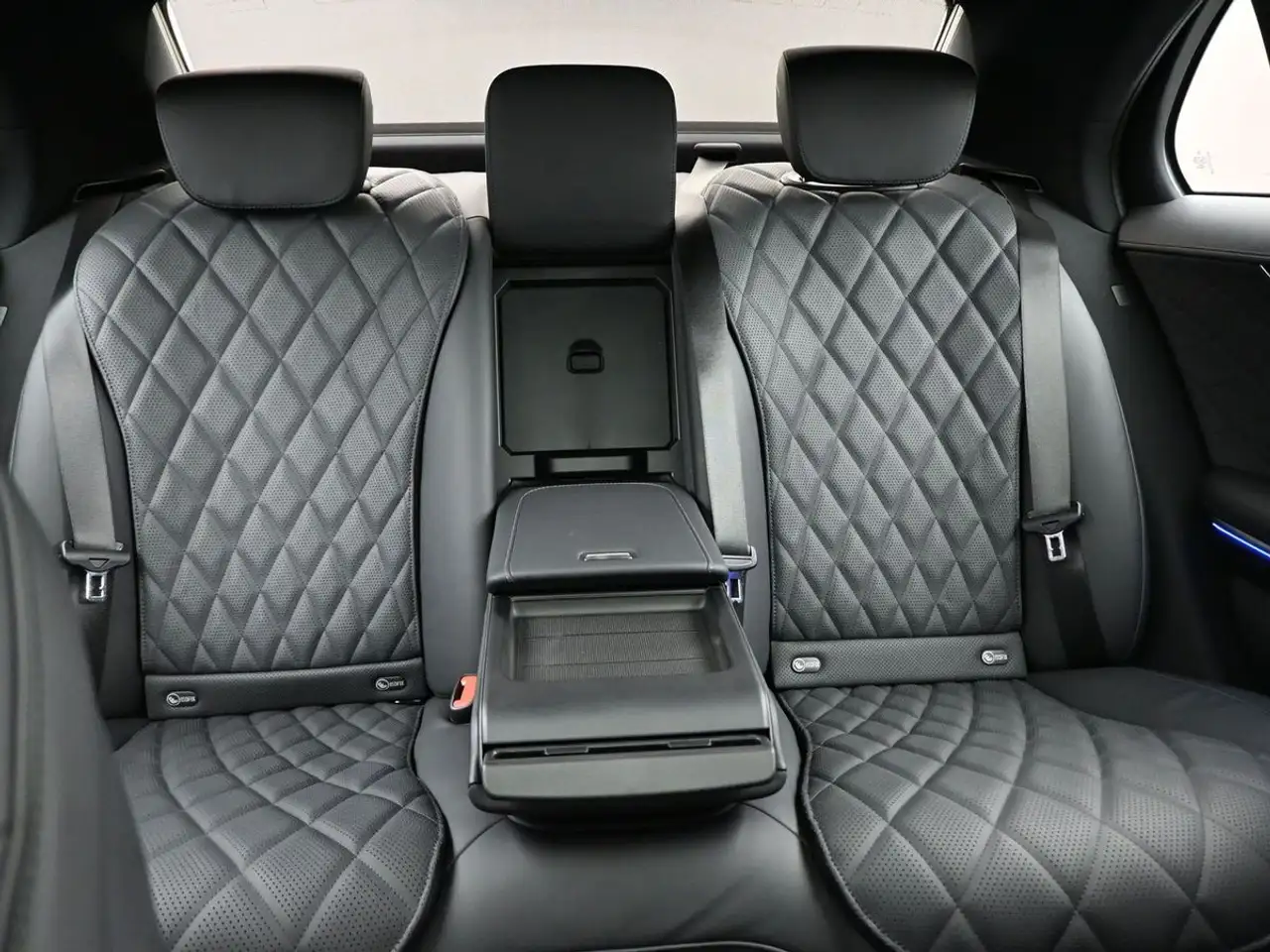 Mercedes-Benz S-Class снимка Mercedes-Benz S-Class