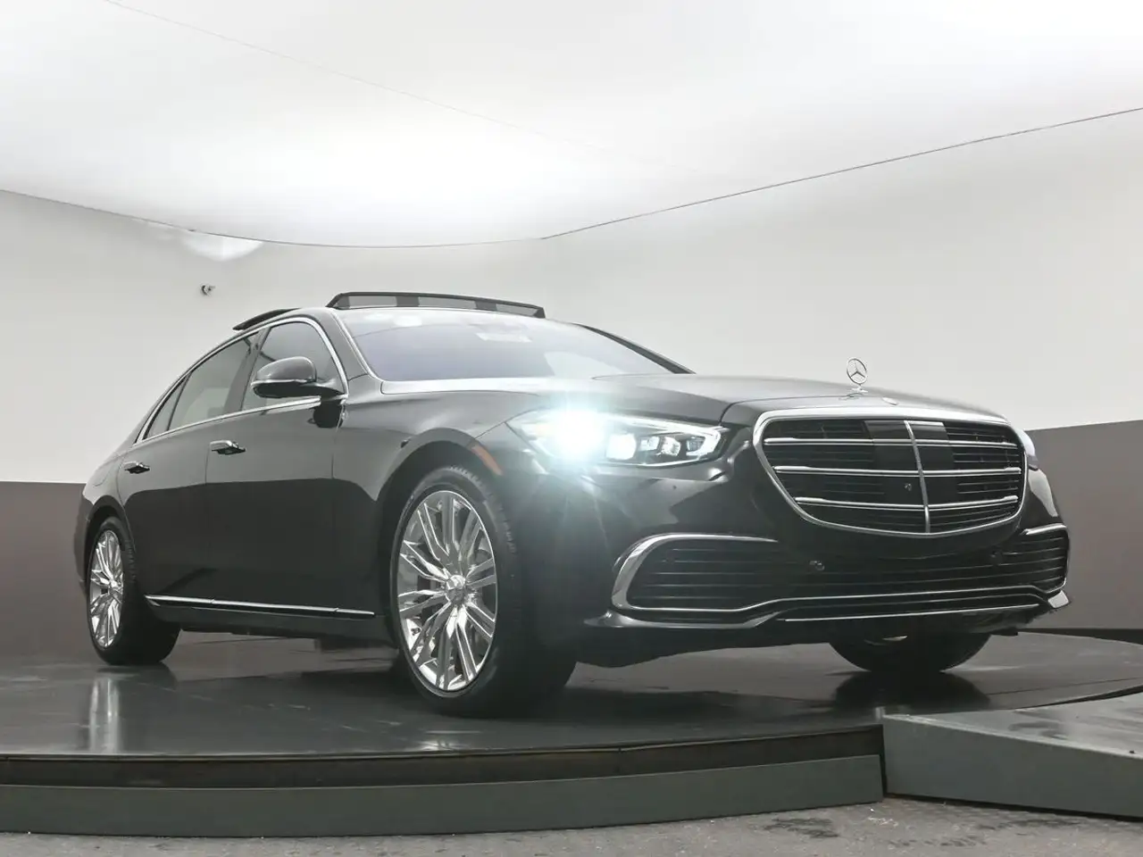 Mercedes-Benz S-Class снимка Mercedes-Benz S-Class