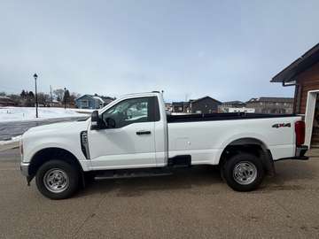 XL 4WD Reg Cab 8' Box