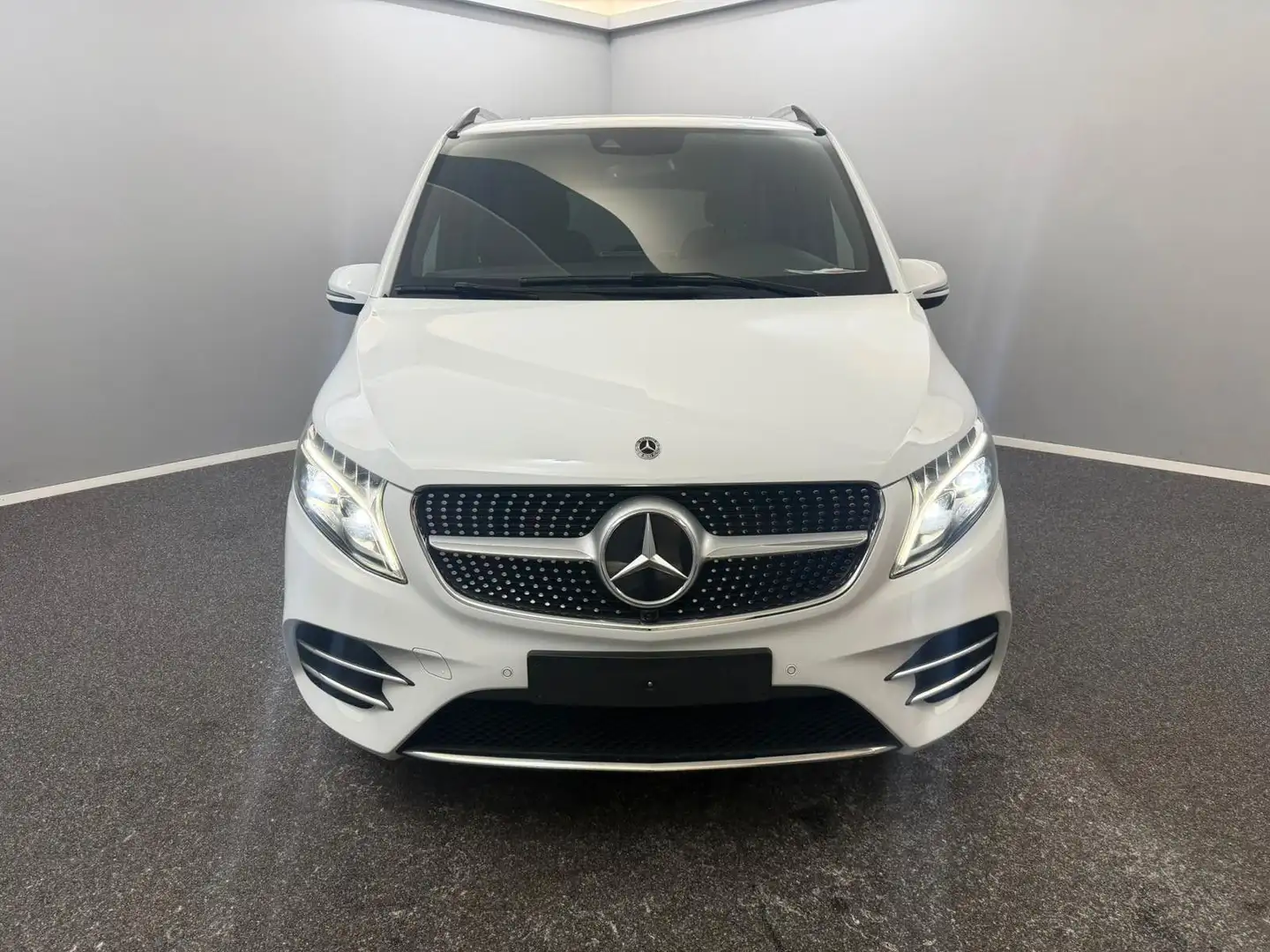 Mercedes-Benz V 300 d 4Matic AMG LINE*19"LANG*AHK*6-SITZE*ACC Weiß - 2