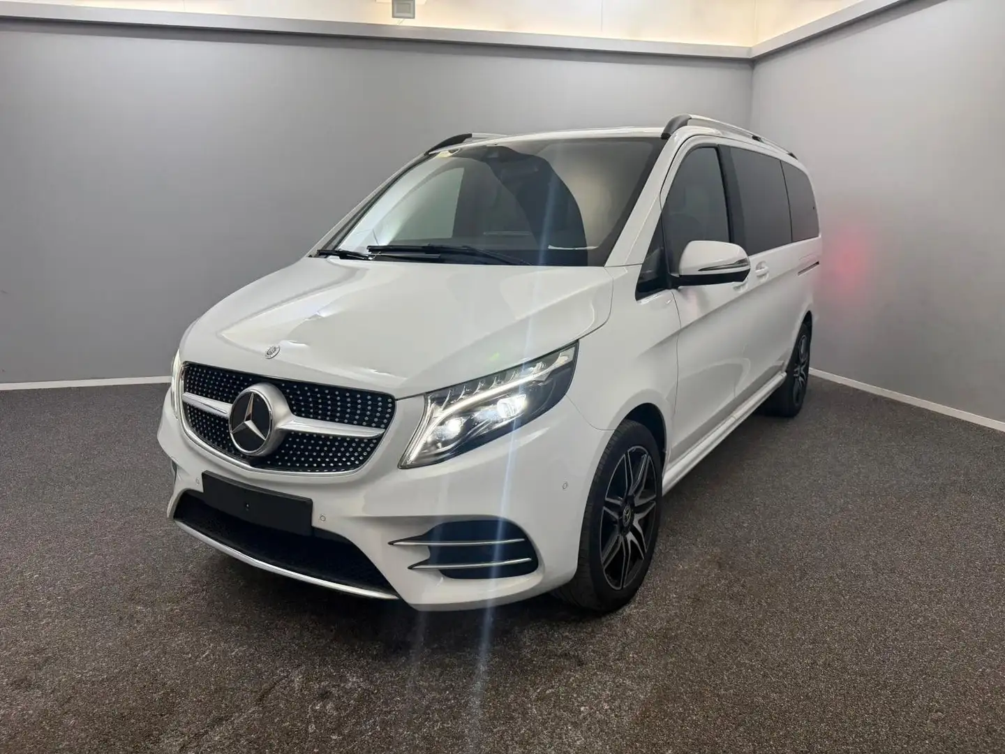 Mercedes-Benz V 300 d 4Matic AMG LINE*19"LANG*AHK*6-SITZE*ACC Weiß - 1