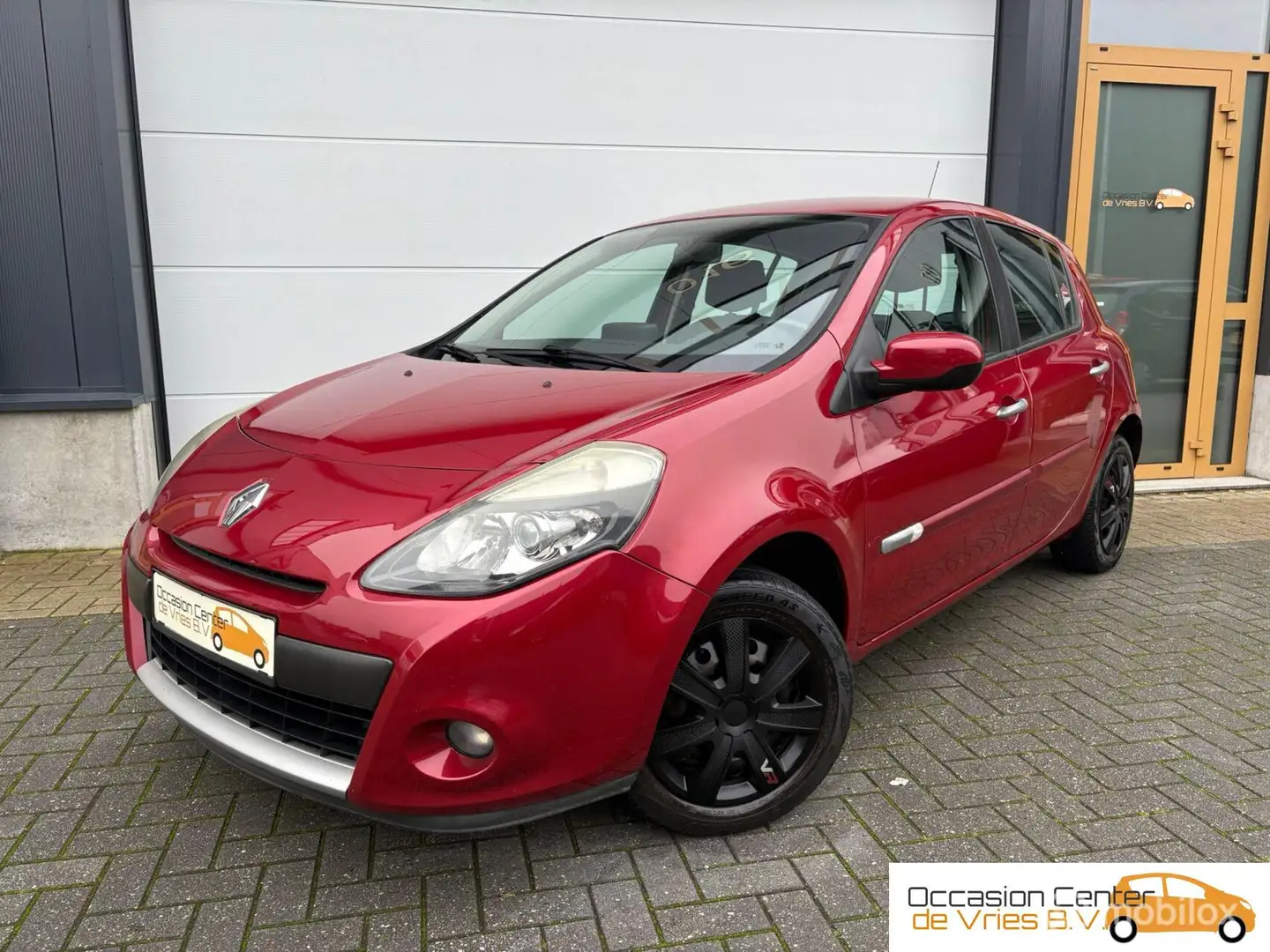 Renault Clio 1.2 AircoNaviParkeersensorElektrPakketBluetooth Rot - 1