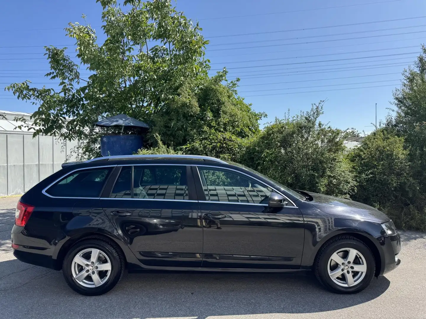 Skoda Octavia Combi 2,0 TDI 150 PS DSG Elegance AHK Standheizung Zwart - 2