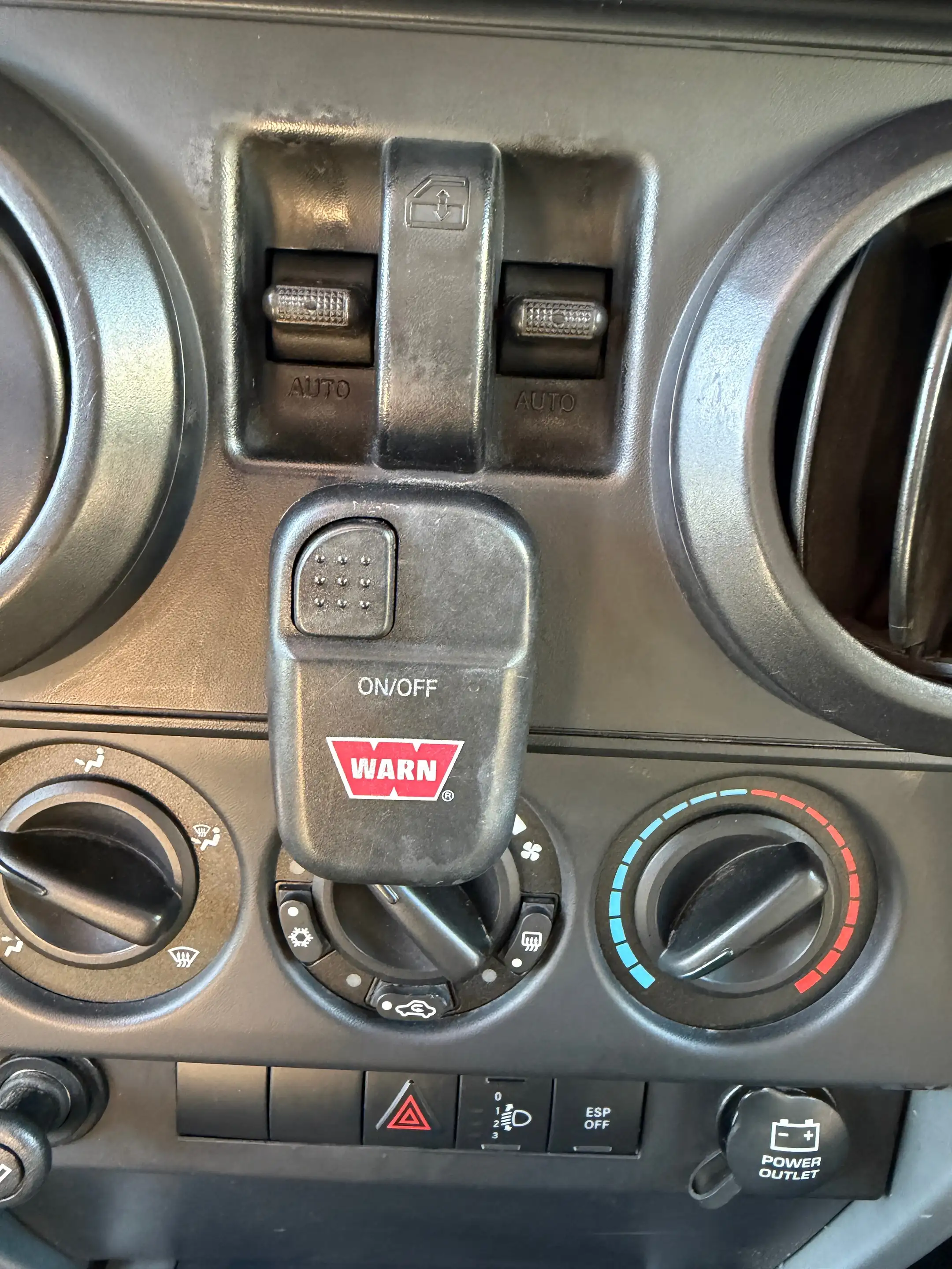Jeep Wrangler Sahara — photo 13
