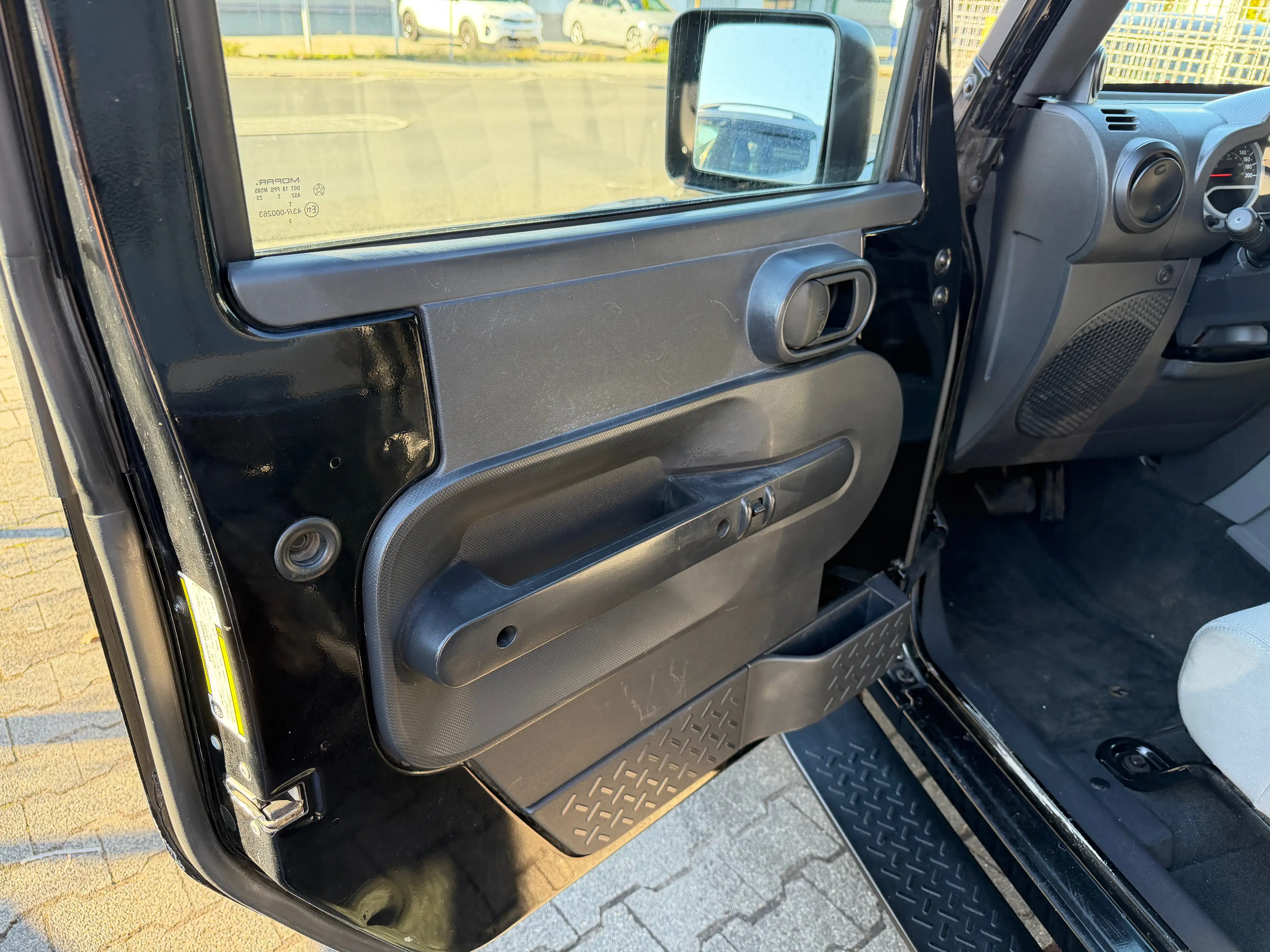 Jeep Wrangler Sahara — photo 14