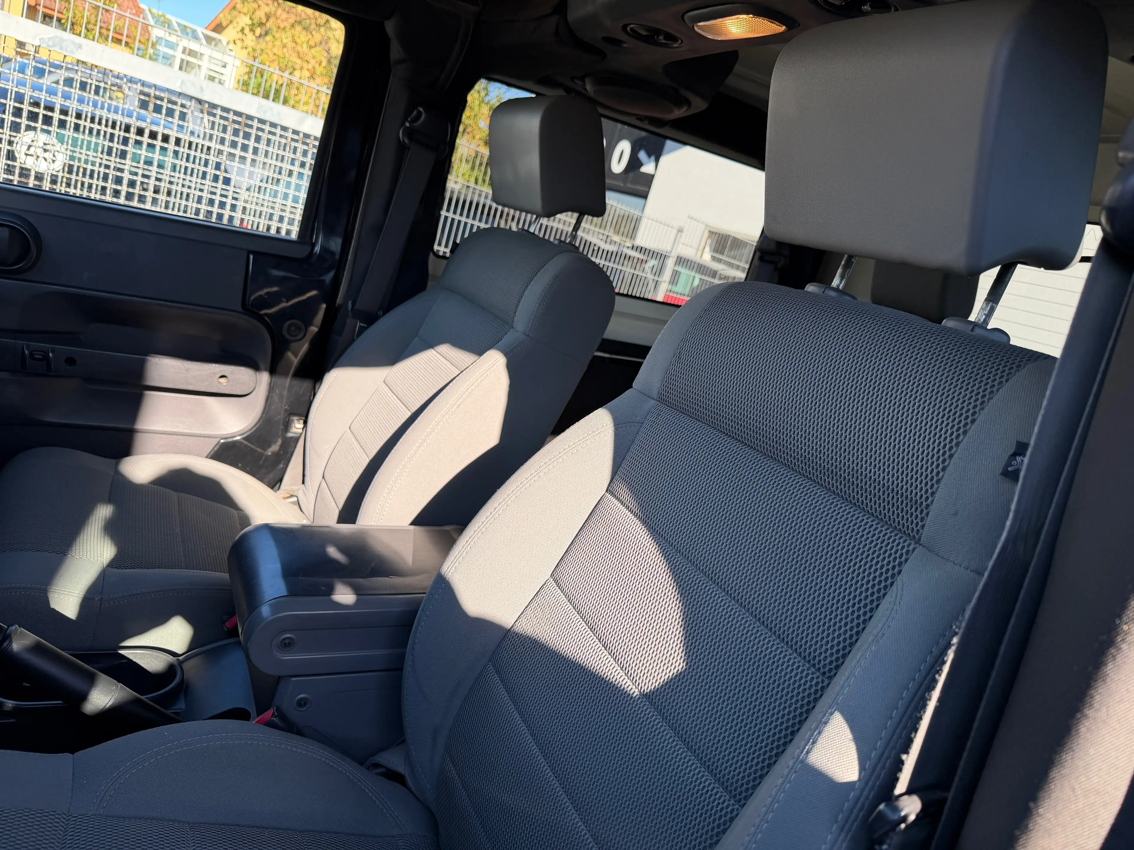 Jeep Wrangler Sahara — photo 10