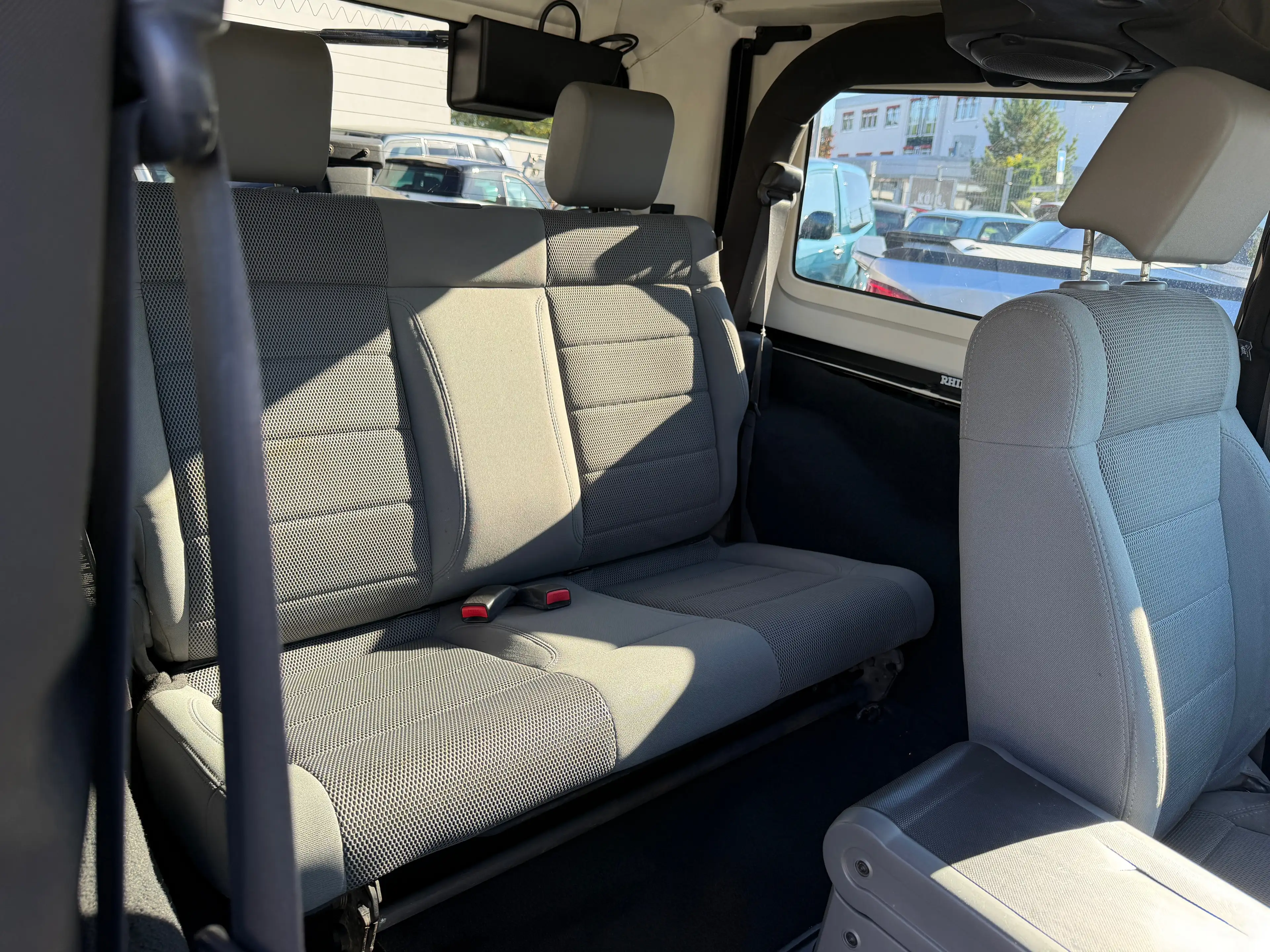 Jeep Wrangler Sahara — photo 11