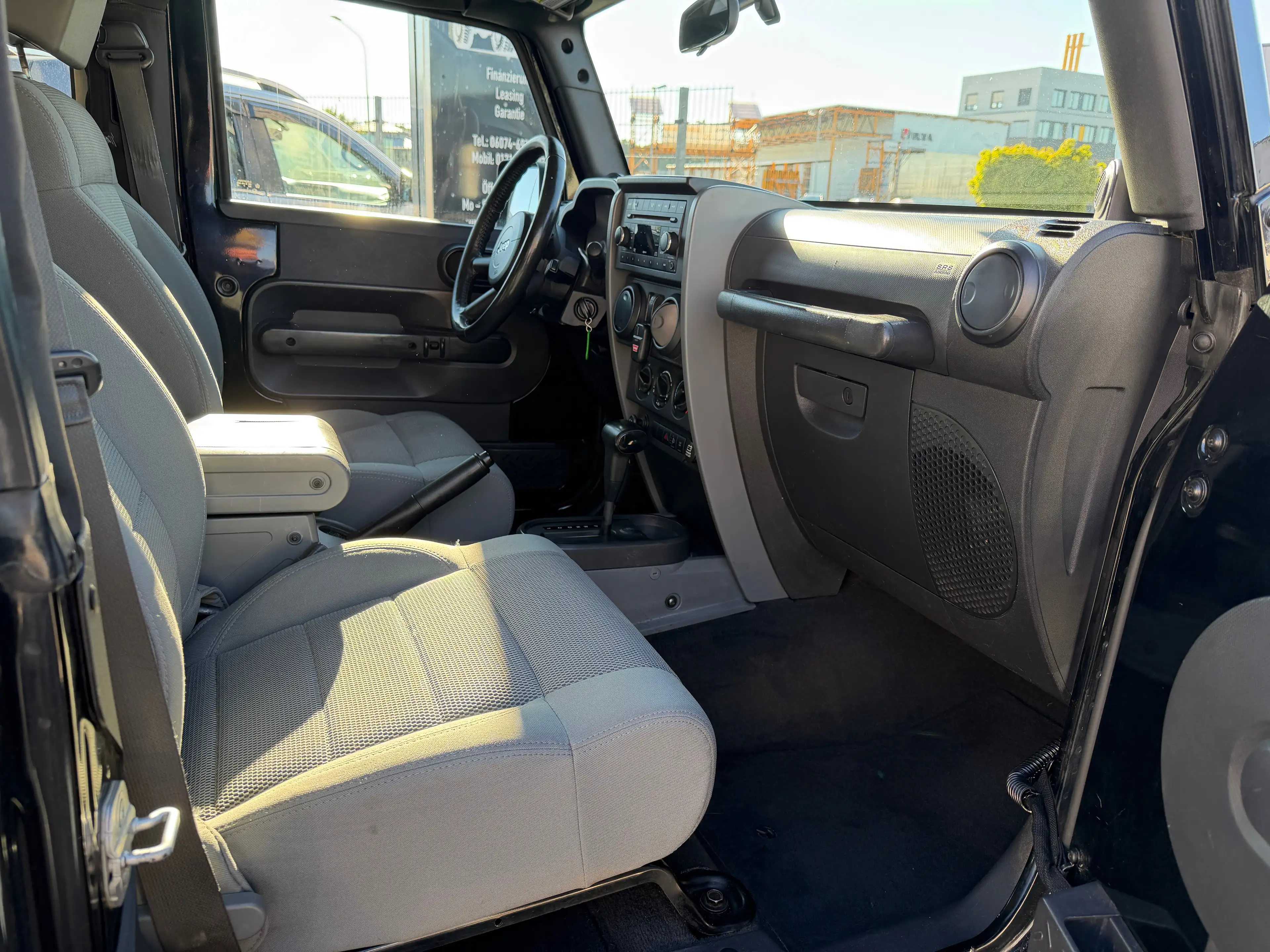 Jeep Wrangler Sahara — photo 12