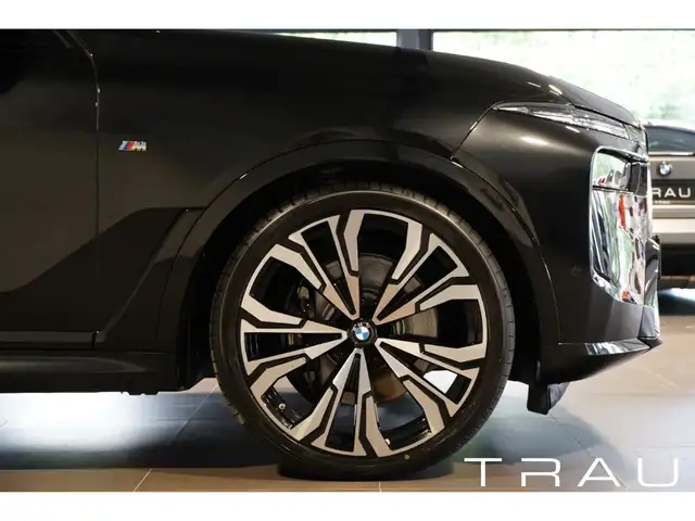 BMW X7 view 7