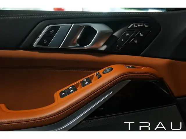 BMW X7 view 8