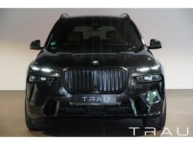 BMW X7 view 2