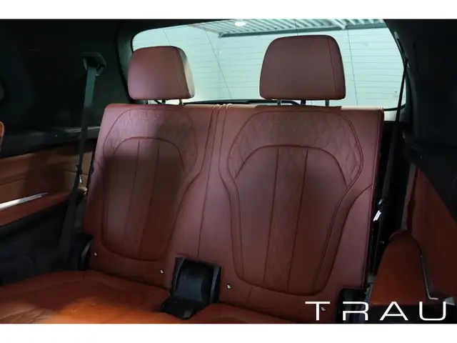 BMW X7 view 12