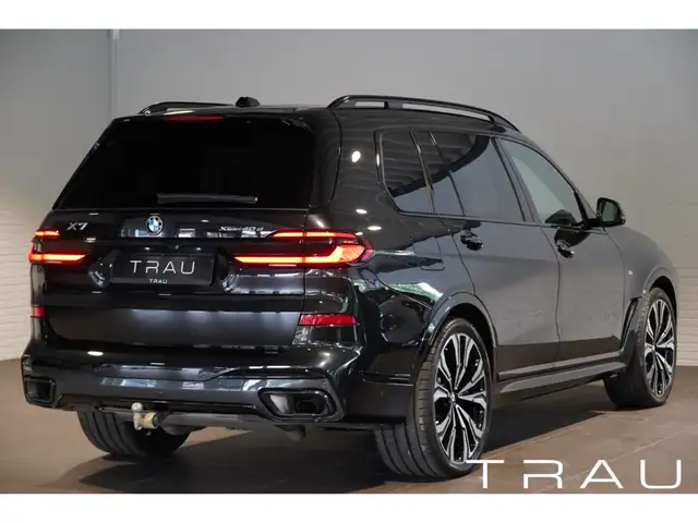BMW X7 view 6