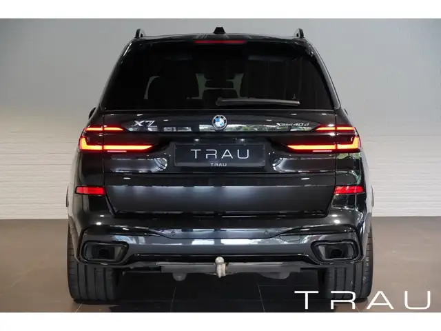 BMW X7 view 5