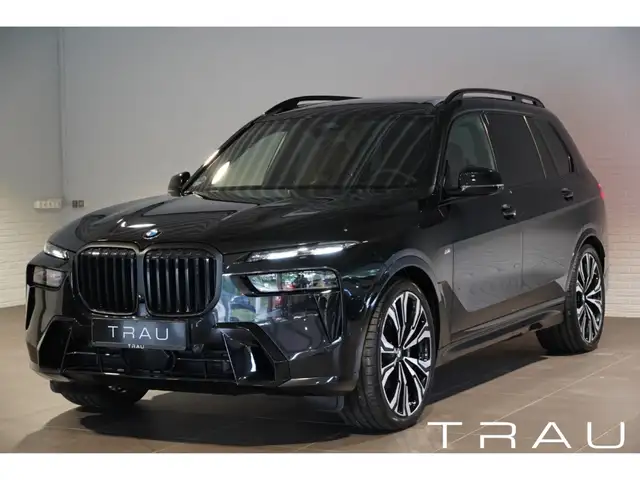 BMW X7 view 3