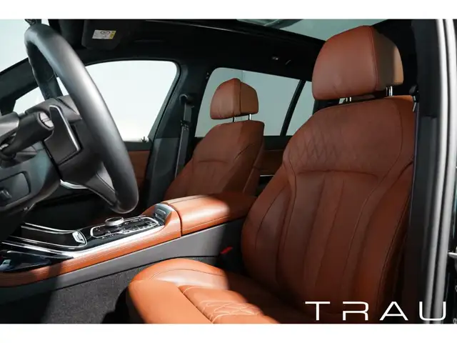 BMW X7 view 10