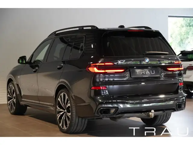 BMW X7 view 4