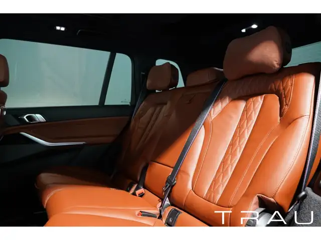 BMW X7 view 11