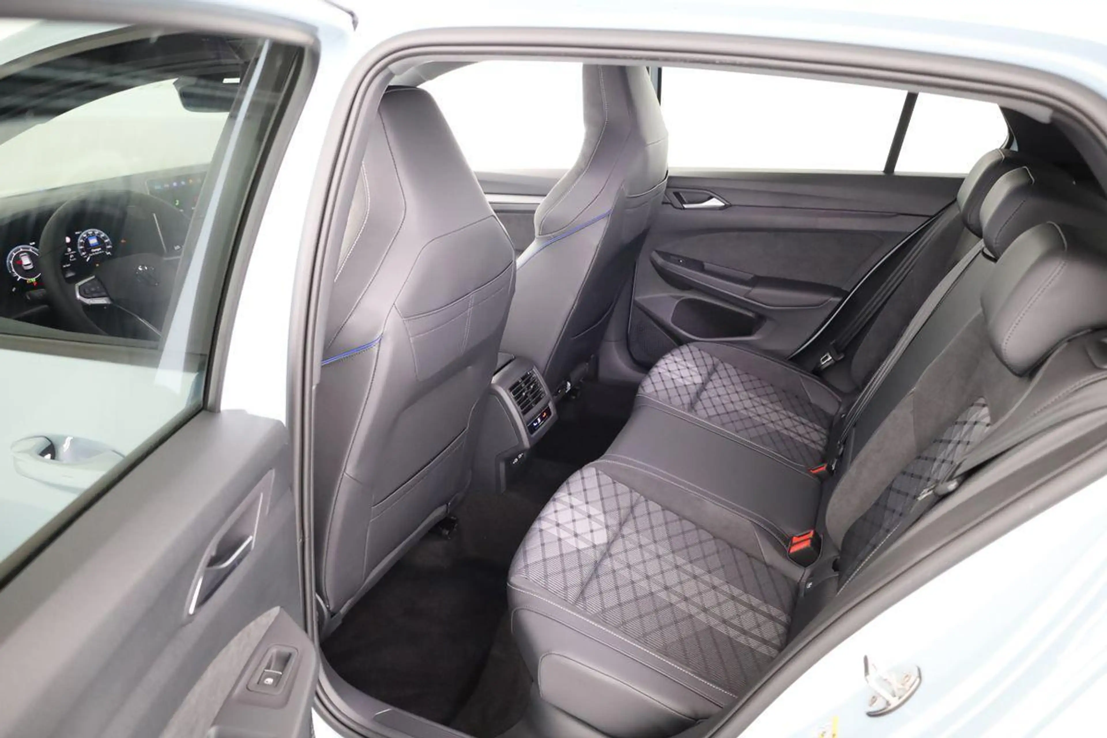 Volkswagen Golf 2.0 TSI 150 kW 4Motion R-Line VIII DSG 4M R-LIN... — photo 10