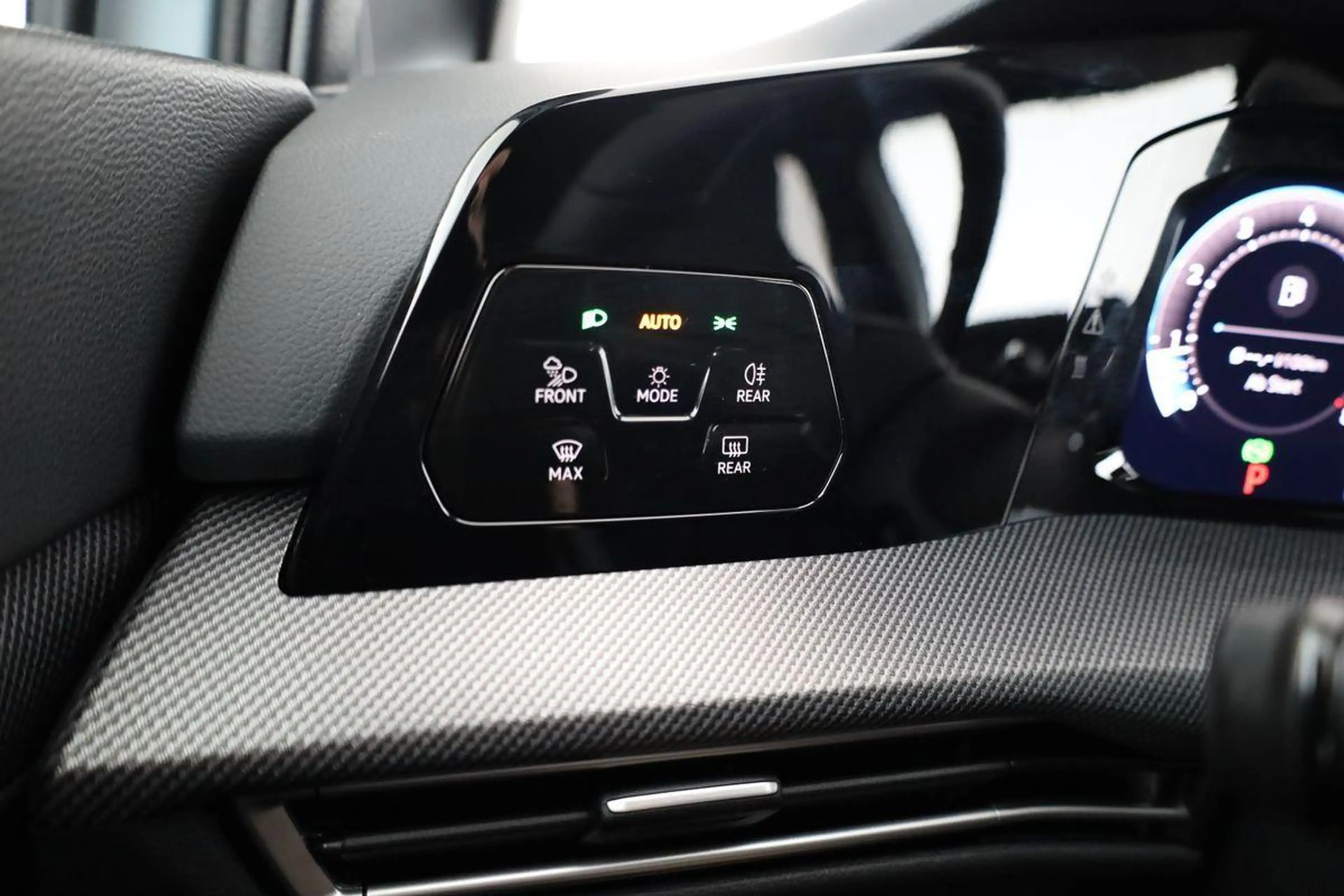 Volkswagen Golf 2.0 TSI 150 kW 4Motion R-Line VIII DSG 4M R-LIN... — photo 8