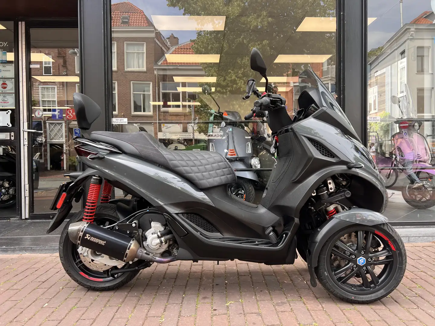 Piaggio MP3 300 MP3 300 HPE EURO5 SPORT 2024 1735KM SPECIALPAINT Grijs - 2