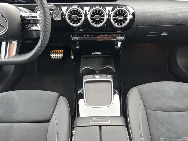 Mercedes-Benz 220 view 10