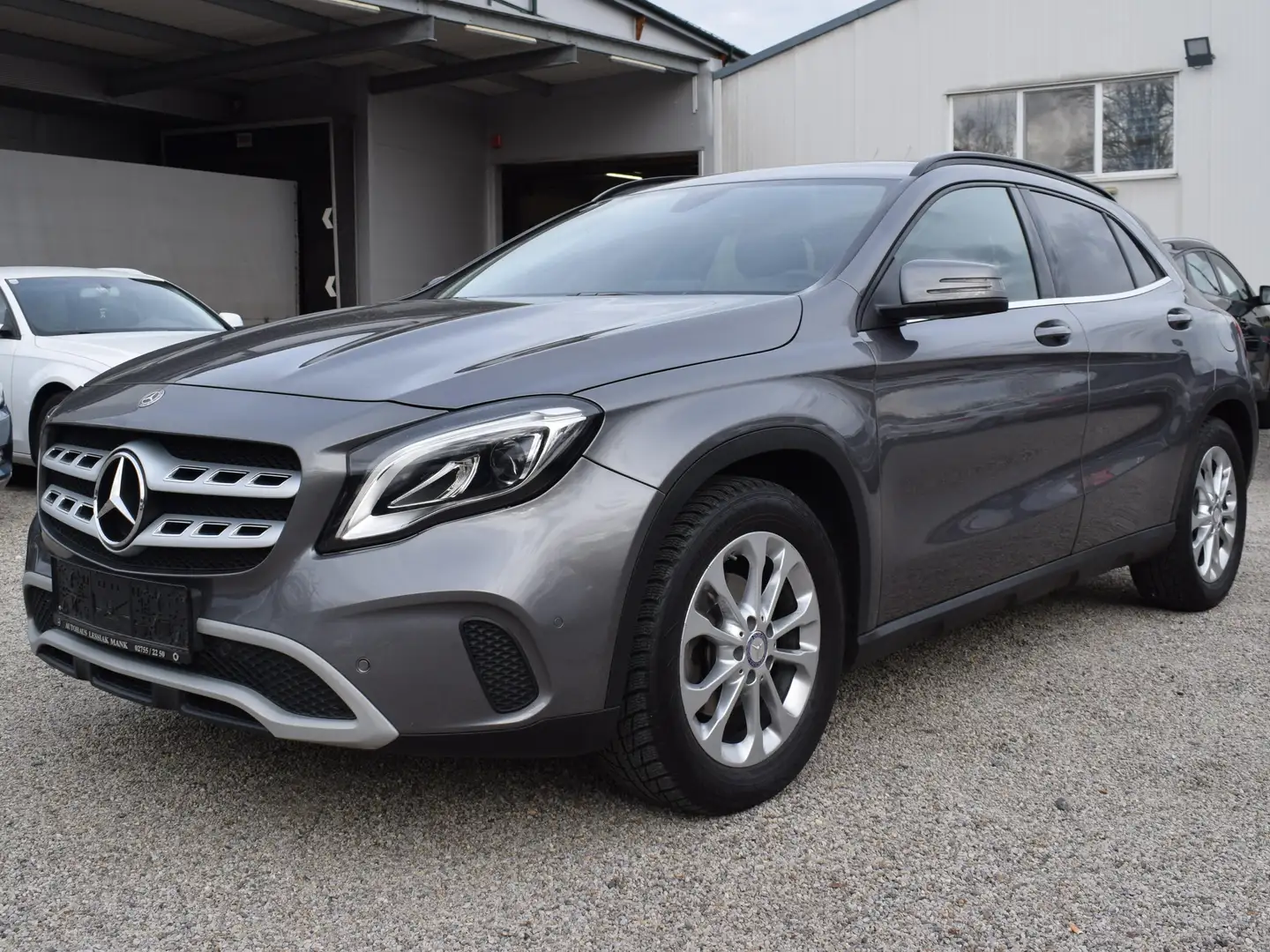 Mercedes-Benz GLA 200 Grau - 2