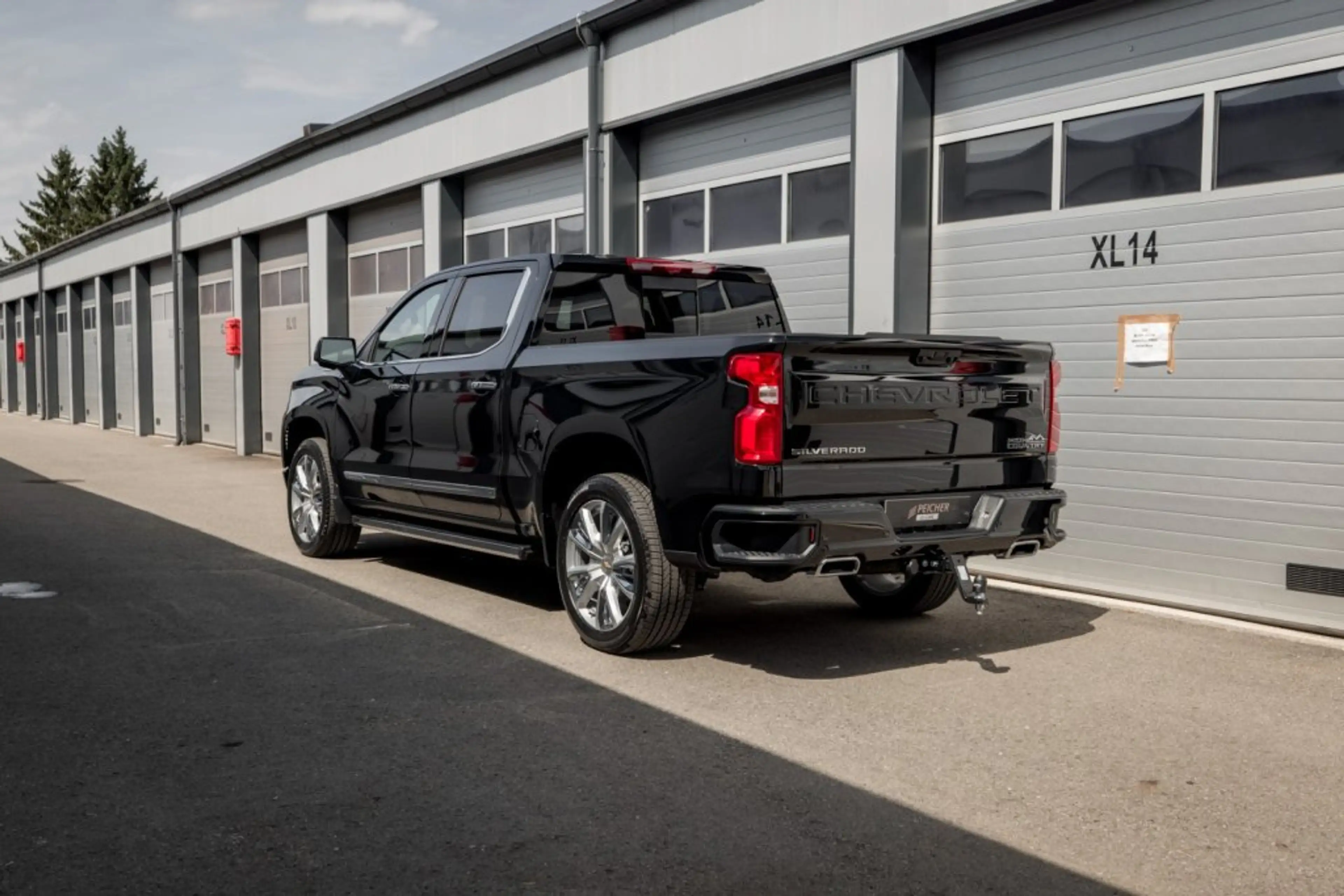 Chevrolet Silverado 1500 High Country Crew Cab Short Box 4x4 — photo 4