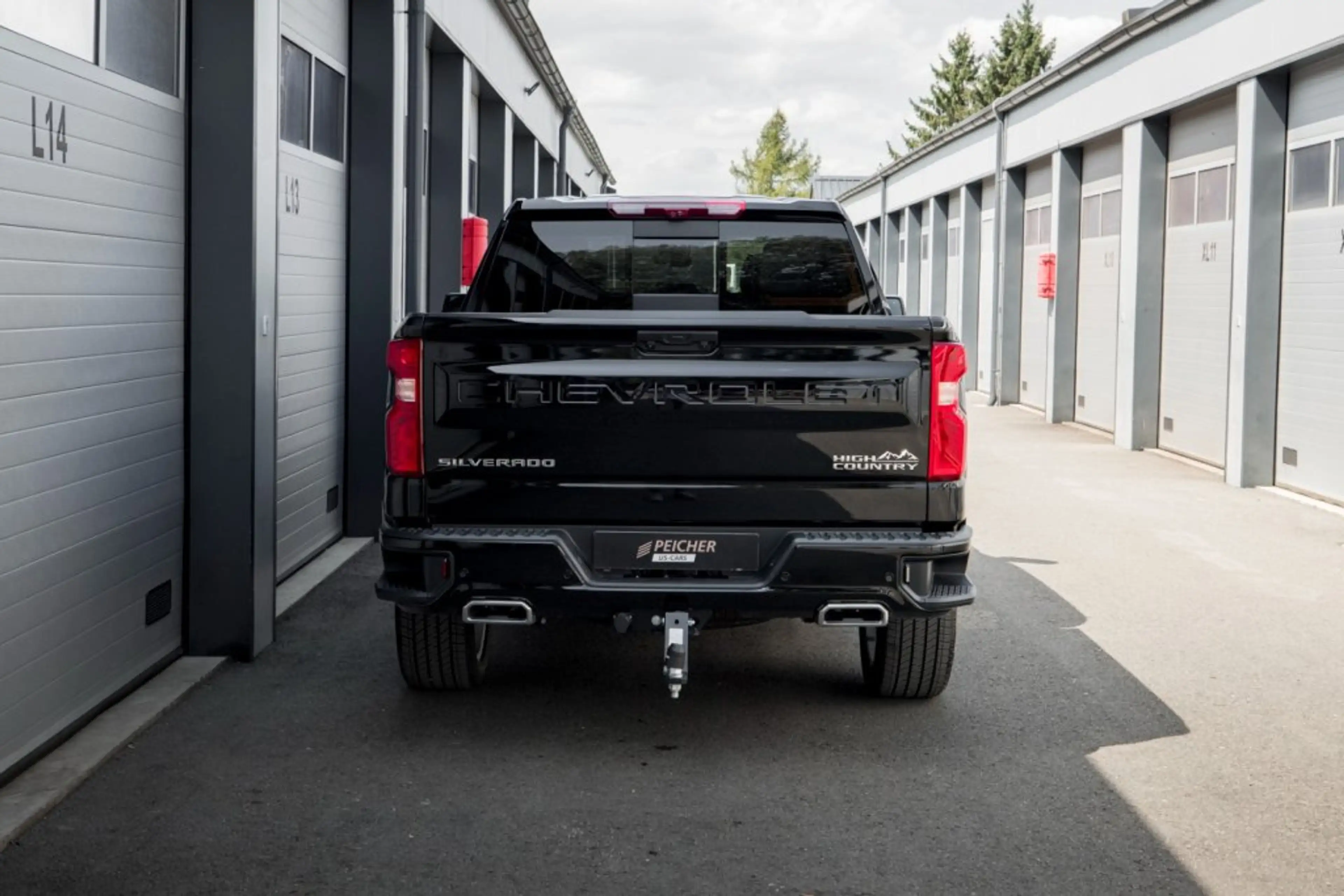Chevrolet Silverado 1500 High Country Crew Cab Short Box 4x4 — photo 6