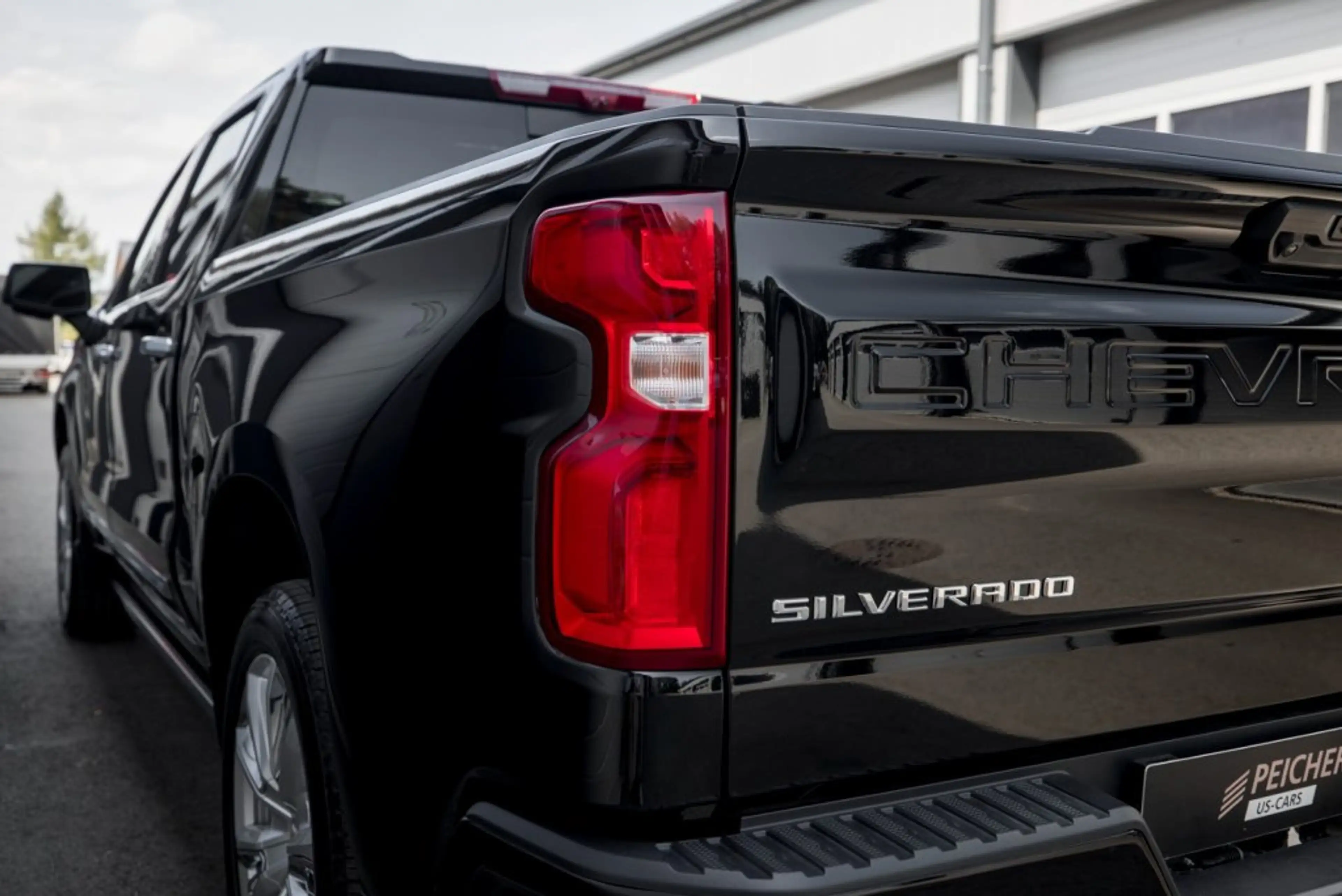 Chevrolet Silverado 1500 High Country Crew Cab Short Box 4x4 — photo 13