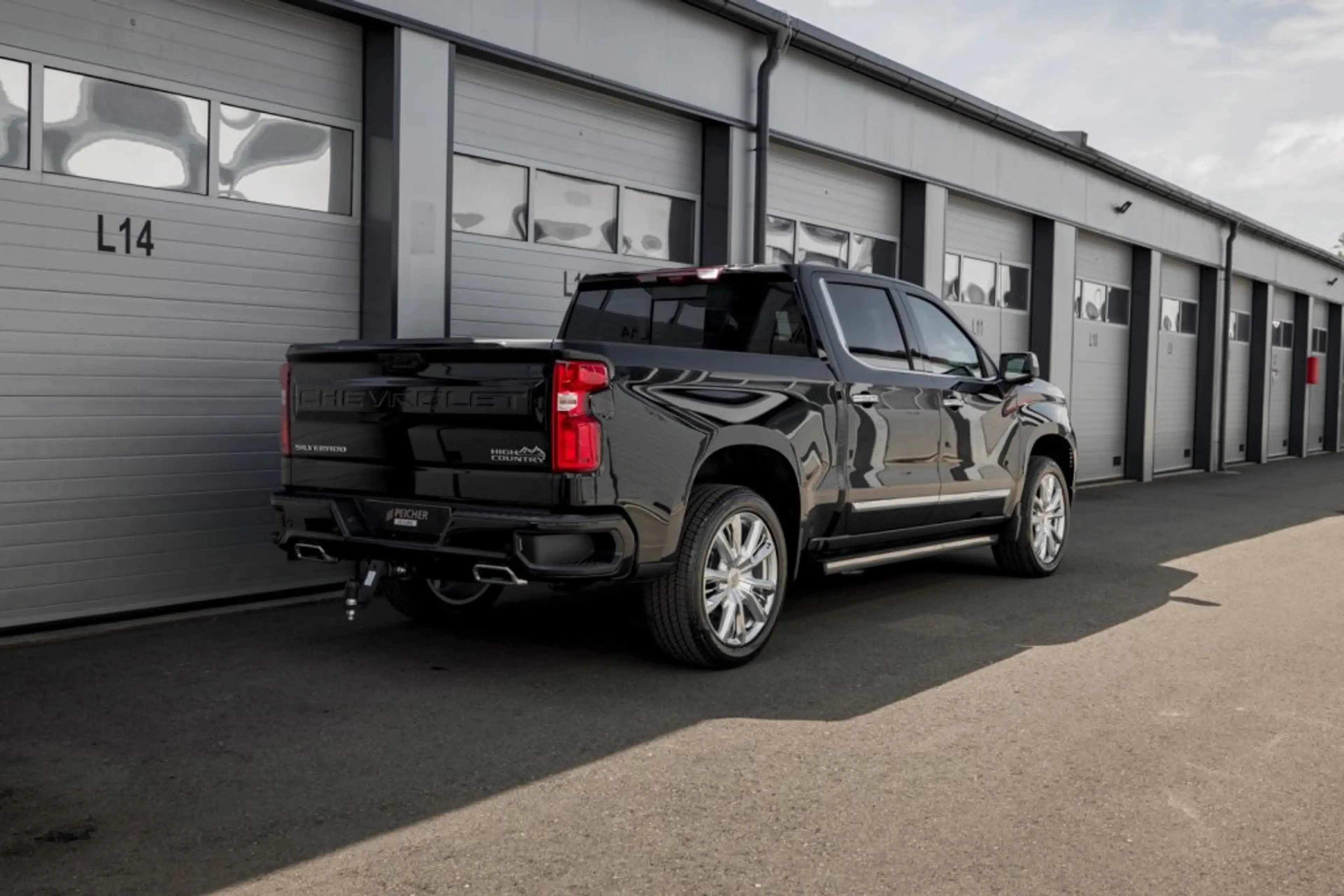 Chevrolet Silverado 1500 High Country Crew Cab Short Box 4x4 — photo 2