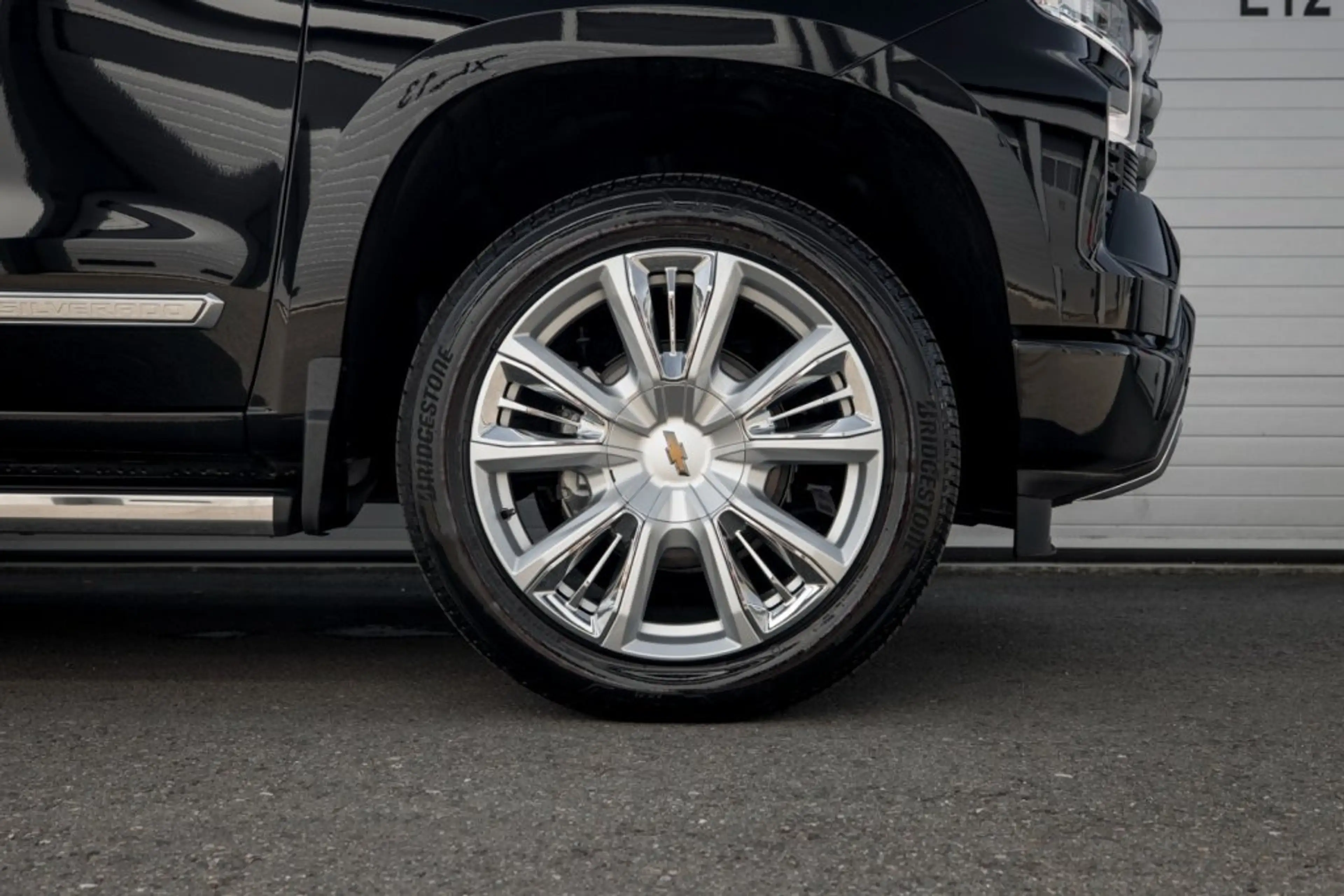 Chevrolet Silverado 1500 High Country Crew Cab Short Box 4x4 — photo 10