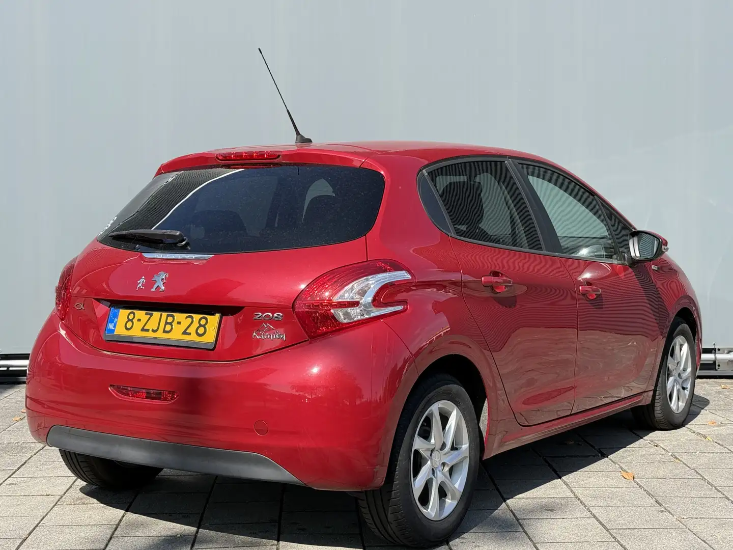 Peugeot 208 BWJ 2015 | 1.2 VTi 82PK Style | AIRCO | NAVI | CRU Rood - 2