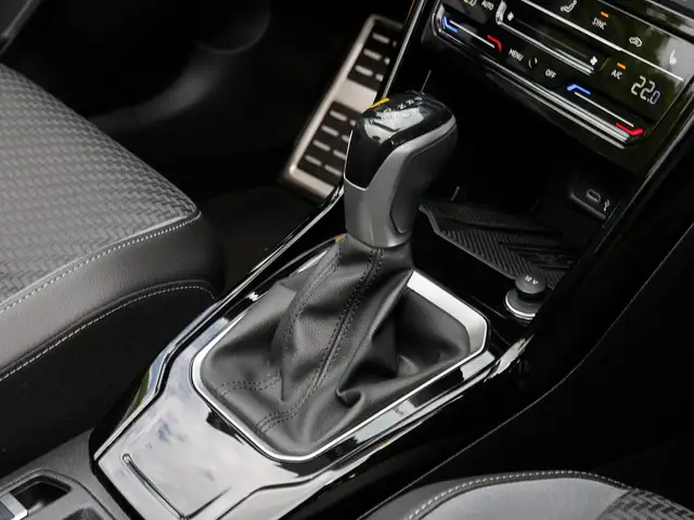 Volkswagen T-Roc view 11
