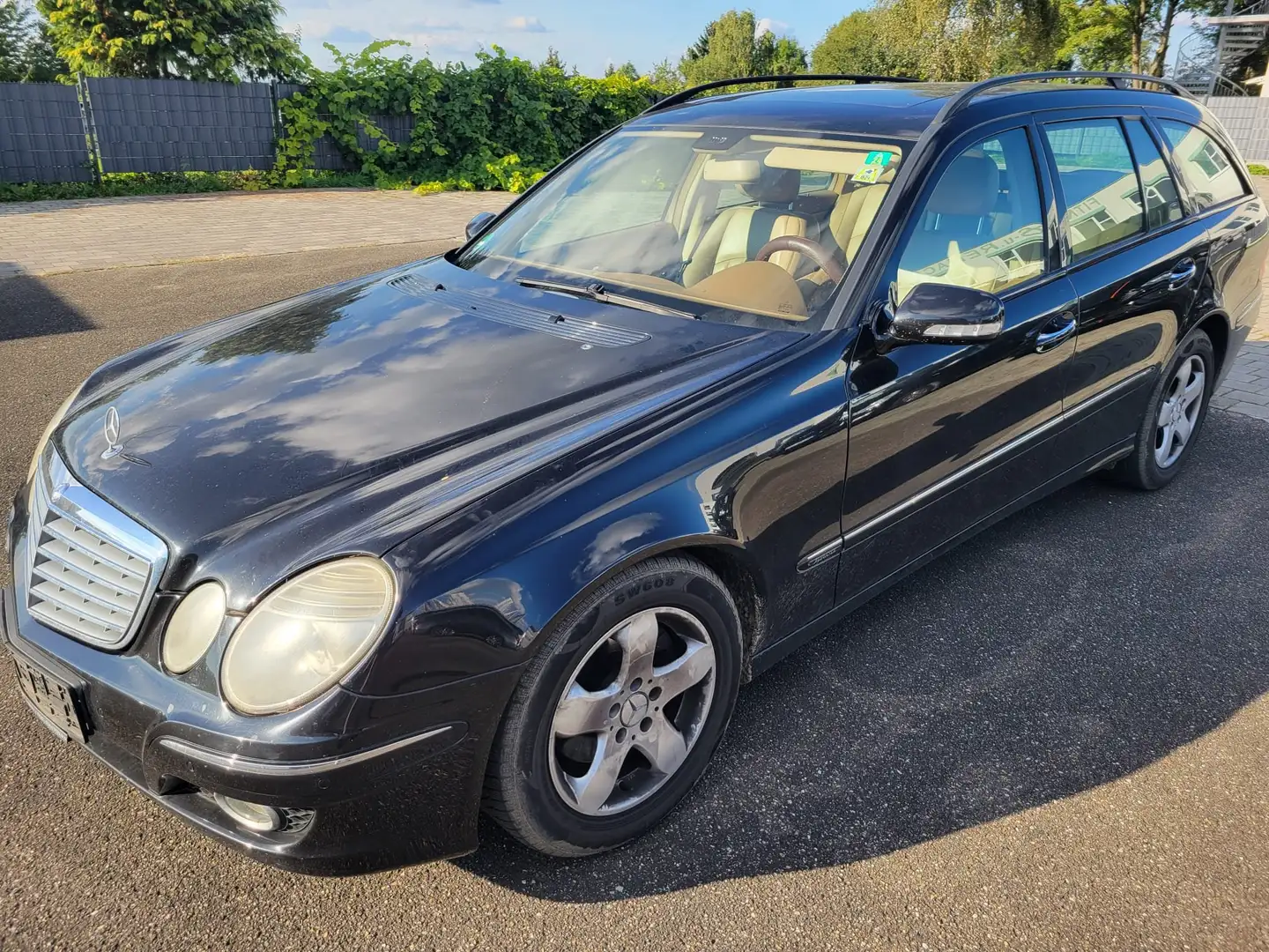 Mercedes-Benz E 350 E 350 T 4MATIC T PANO/XENON/AHK/STANDH Schwarz - 1