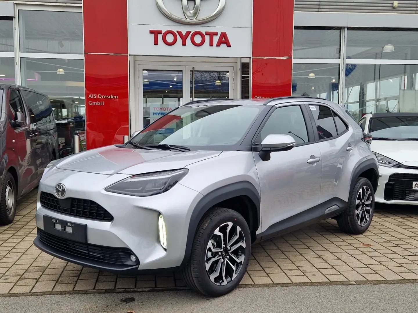 Toyota Yaris Cross 1,5 VVT-iE Hybrid Teamplayer Silber - 2