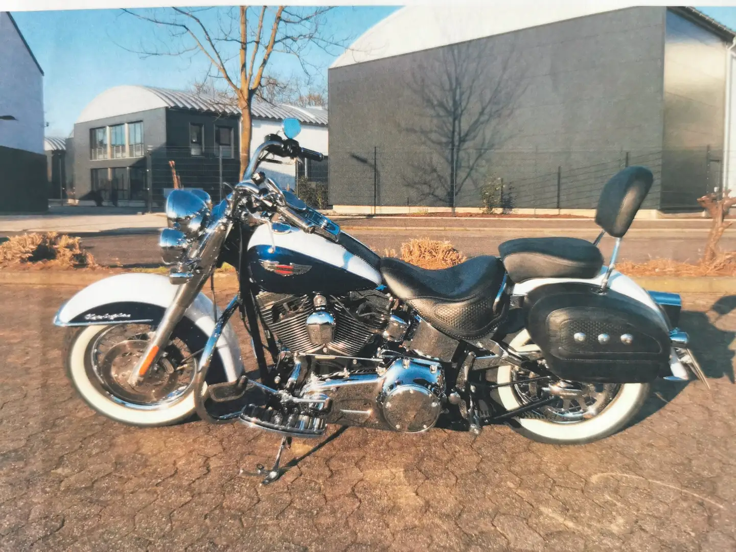 Harley-Davidson Softail Deluxe FLSTN Weiß - 1