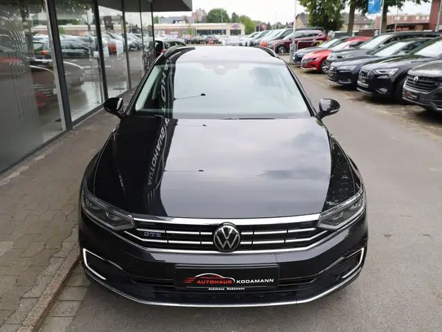 Volkswagen Passat view 3