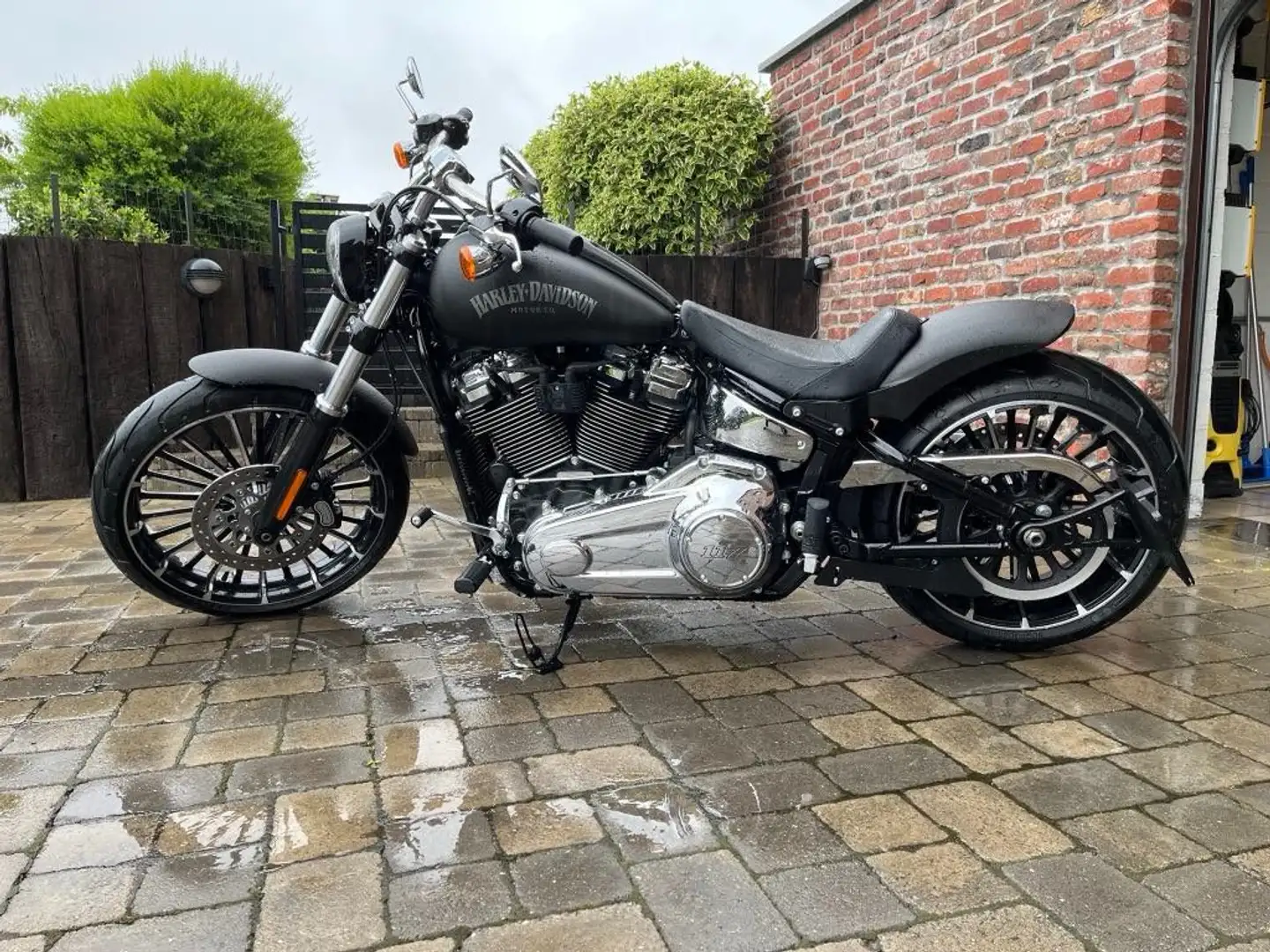 Harley-Davidson Breakout Zwart - 1