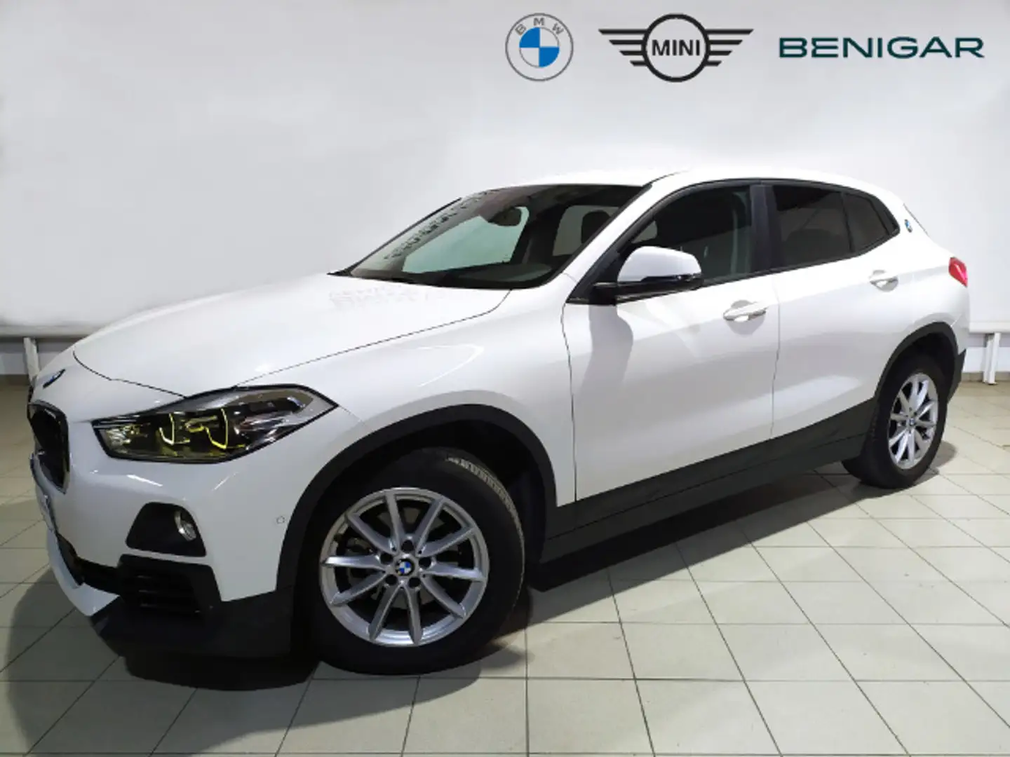 BMW X2 sDrive 18dA (4.75) Blanc - 1