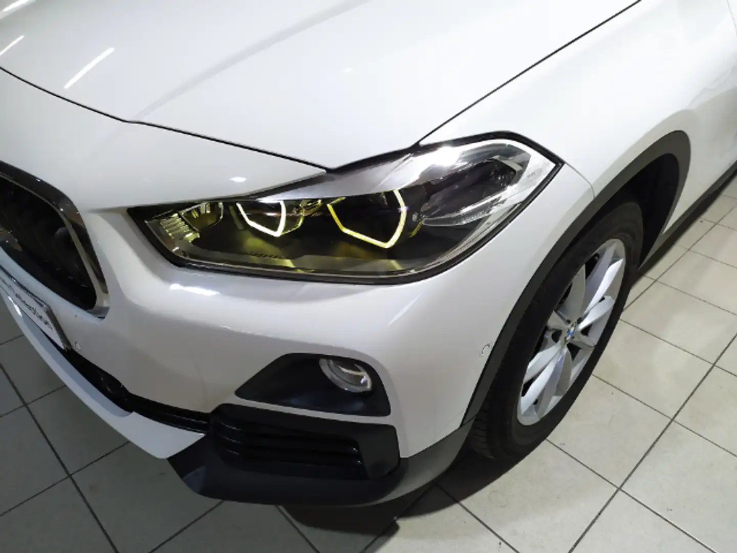 BMW X2 sDrive 18dA (4.75) Blanc - 2