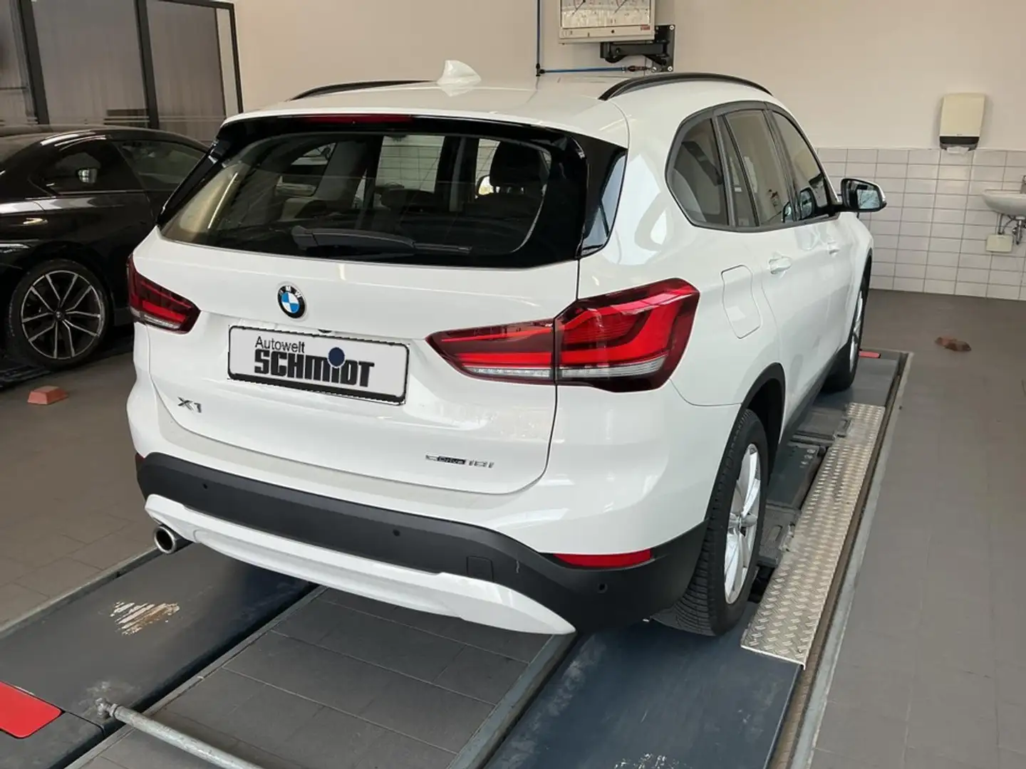 BMW X1 sDrive18i Advantage + GARANTIE Weiß - 2
