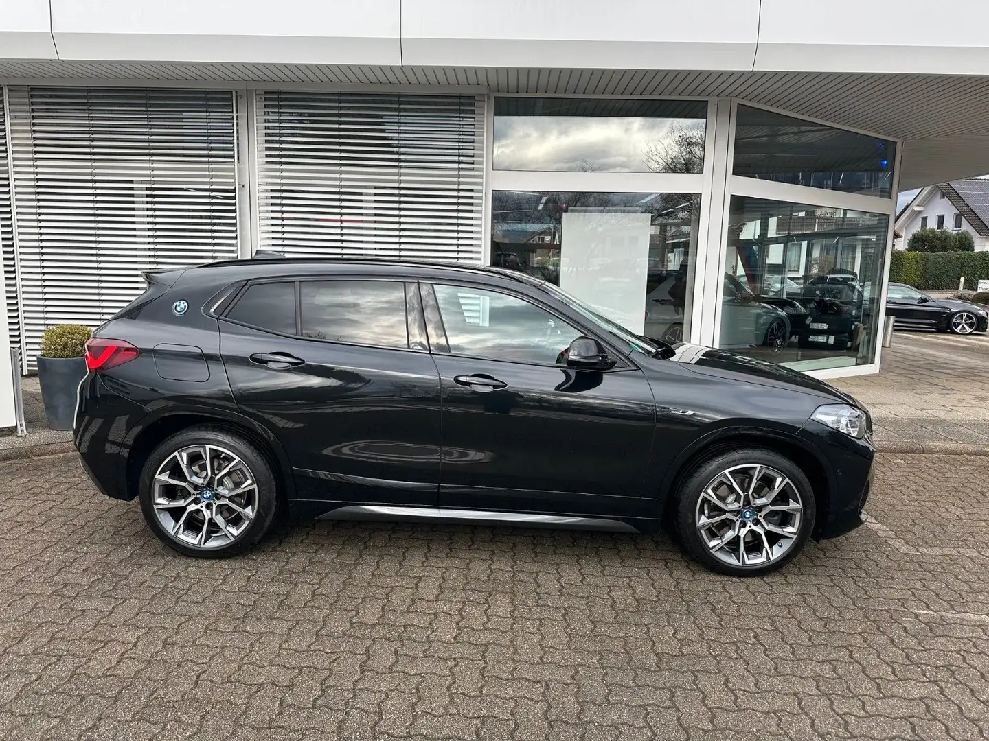 BMW X2 xDrive25e M Sport Steptr +RFK +Hifi +DriveAss Schwarz - 2