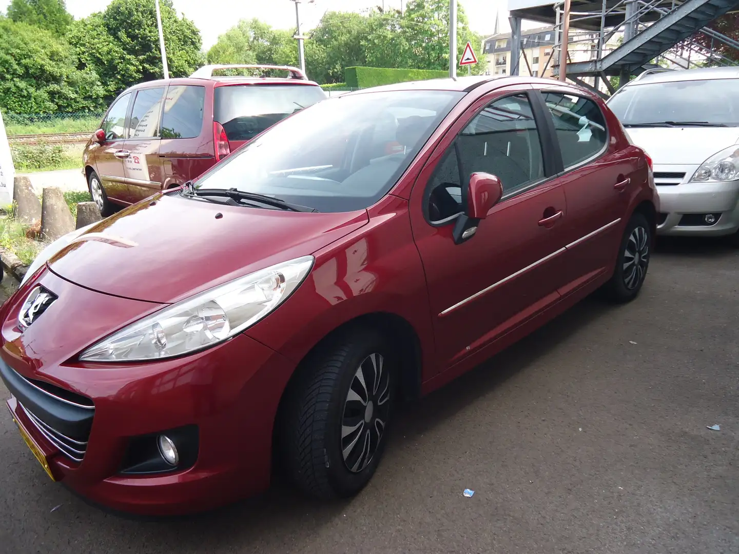 Peugeot 207 1.6 HDi Féline FAP MOD 2010 Rot - 2