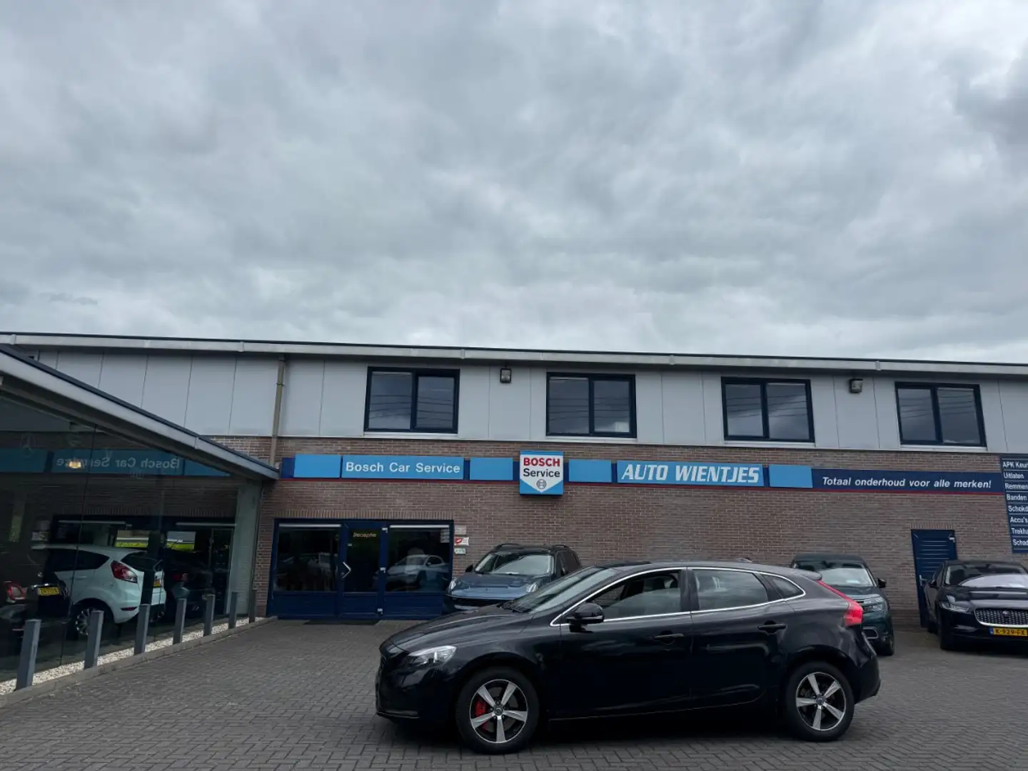 Volvo V40 2.0 D4 140kw | Summum Business | Leer | Navi Zwart - 1