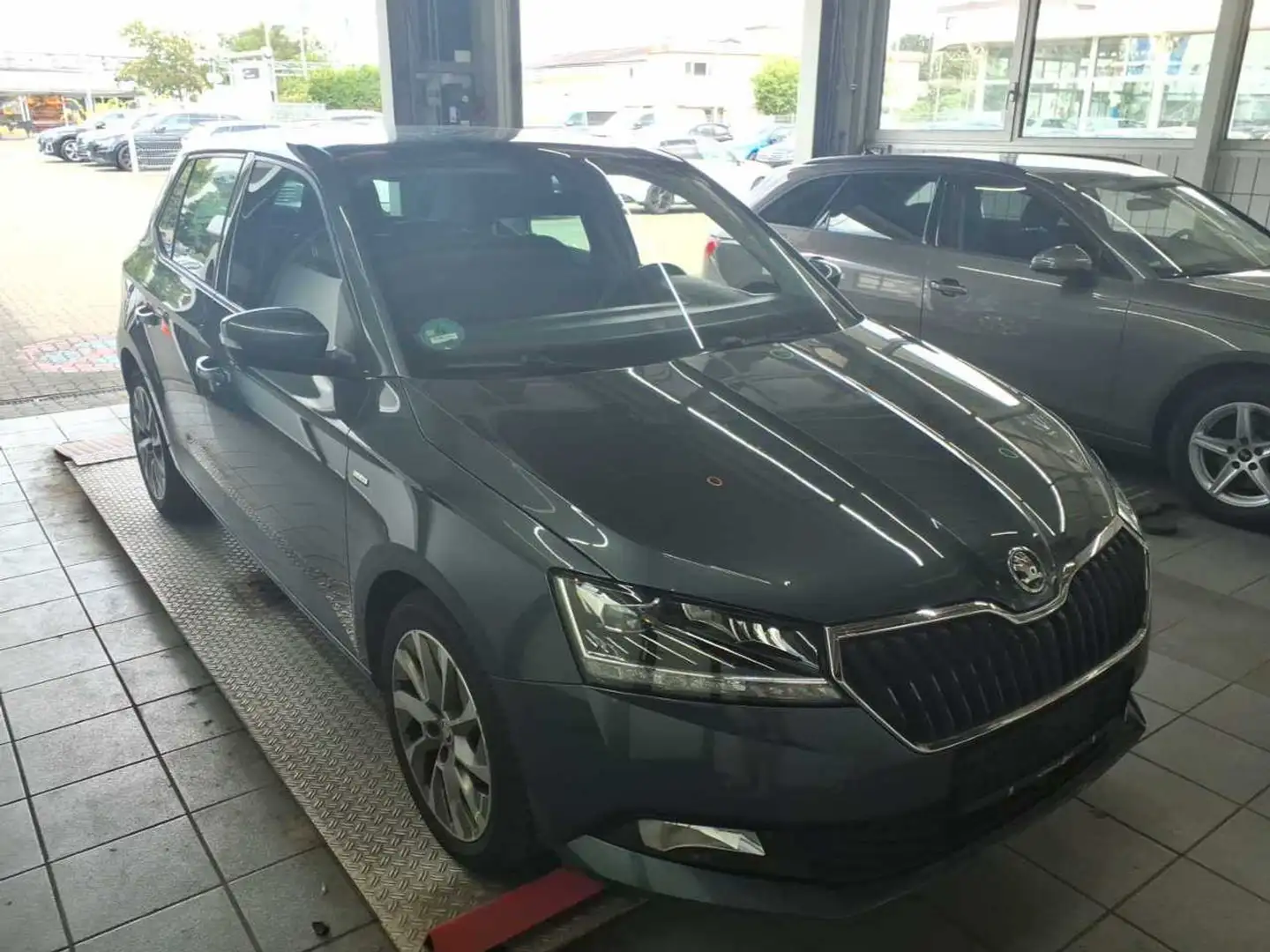Skoda Fabia 1.0 TSI Best OF Clever*NAVI*PANO*LED*PDC Grijs - 2