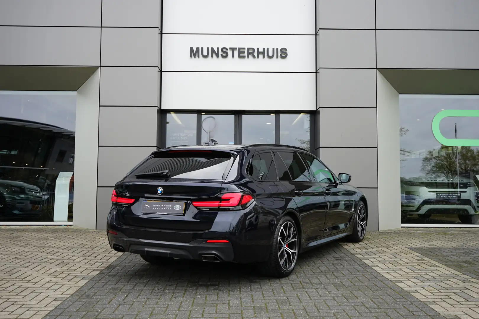 BMW 520 5-serie Touring 520i Business Edition Plus - M Spo Zwart - 2