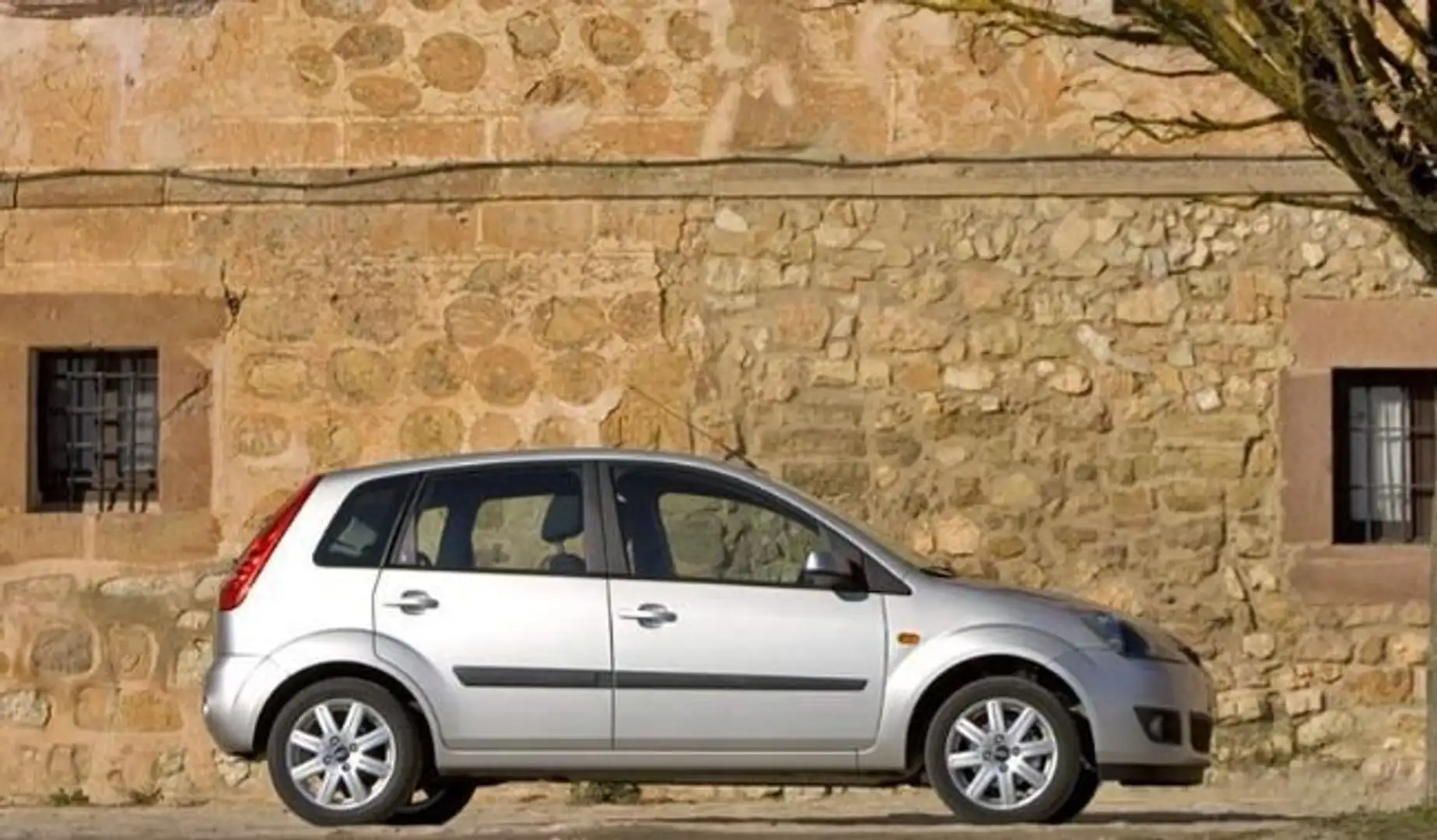 Ford Fiesta 1.4 Ghia 2008  80Cv Nacional Plateado - 2