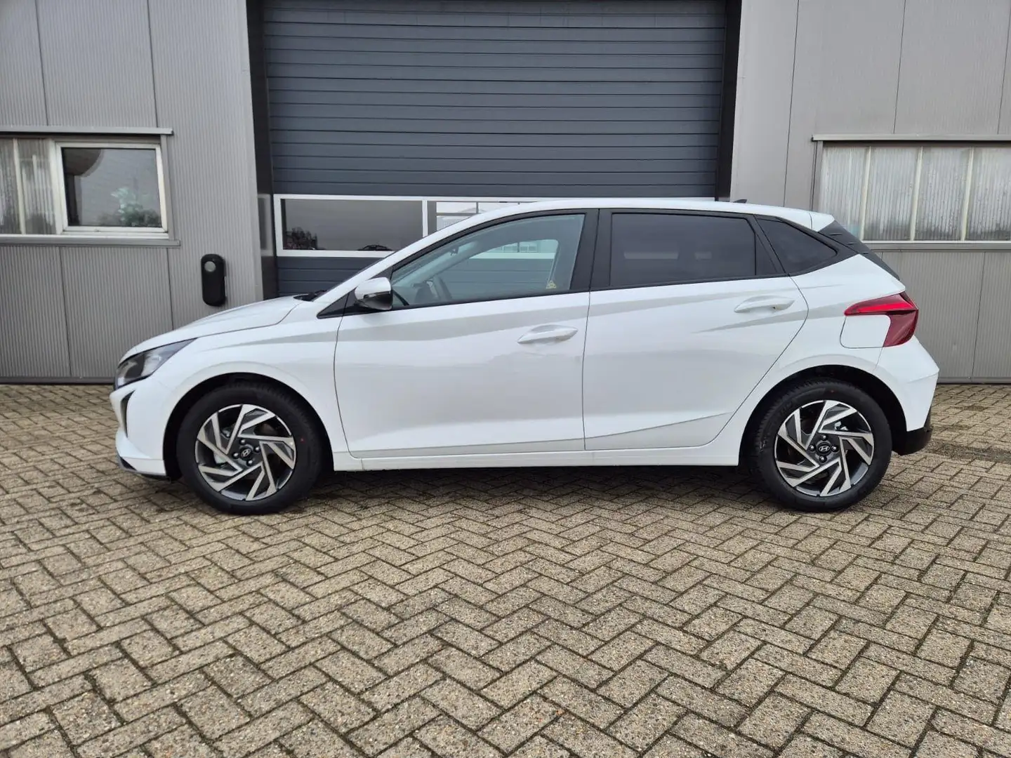 Hyundai i20 1.0 T-GDI 90PS Trend 5-türig Klimaautomatik Sit... Weiß - 2